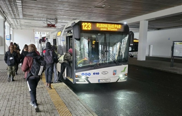 Od 1 lutego obowiązują korekty w rozkładzie jazdy linii autobusowej nr 123. Pasażerowie oczekują kolejnych zmian