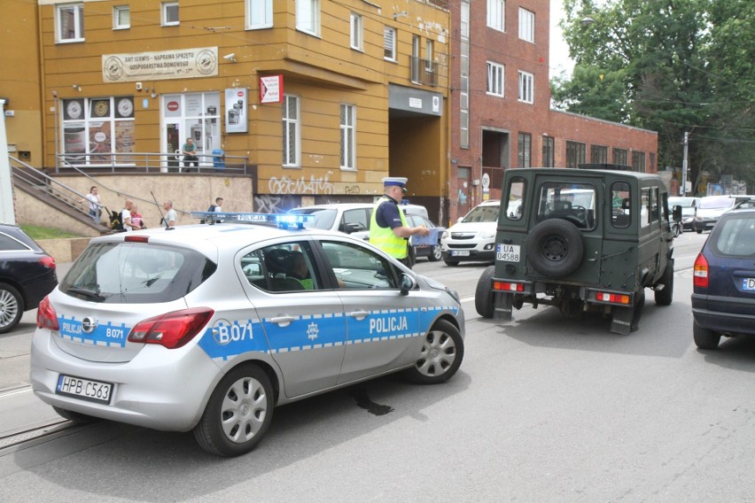 Wrocław: Audi staranowało wojskowego honkera