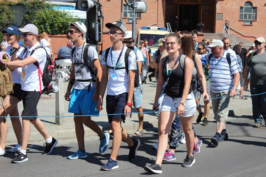 Chrzanów. Pielgrzymi w drodze na Jasną Górę. Przed nimi ostatnie 50 km  [ZDJĘCIA]