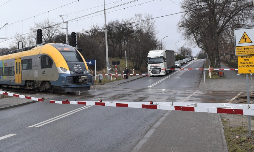 Skrzyżowanie na drodze 780 w Chełmku z linią kolejową...