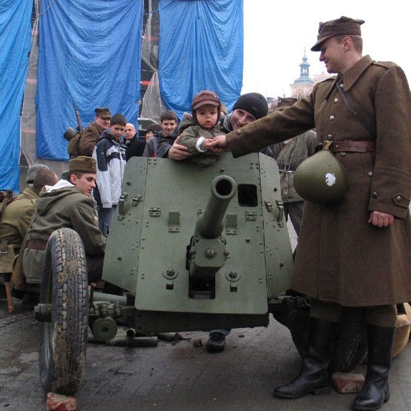 Członkowie Przemyskiego Stowarzyszenia Rekonstrukcji Historycznych kwestowali z armatą.