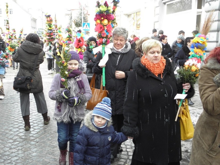 ŻNIN. Palmy i kropidła pałuckie. Tak było podczas niedzieli palmowej w marcu 2013 roku [zdjęcia]