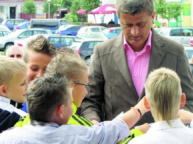 Na plakatach rozdawanych dzieciom Janusz Palikot składał nawet swój autograf.