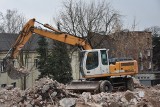 Trwa wyburzanie dawnej piekarni mechanicznej przy ulicy Kotlarskiej w Sosnowcu. Miasto chce przeznaczyć teren pod budowę mieszkań