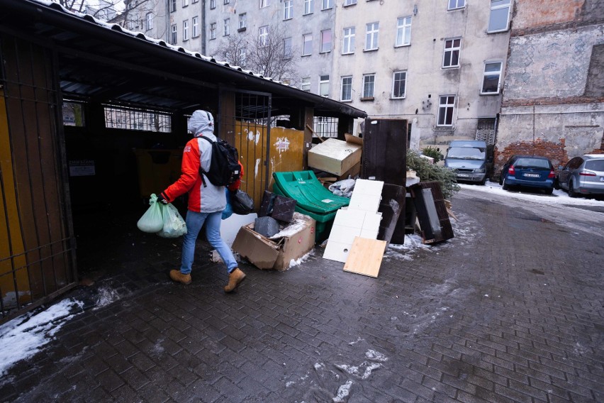 Opróżnione pojemniki na odpady? Tylko na zdjęciach pracowników