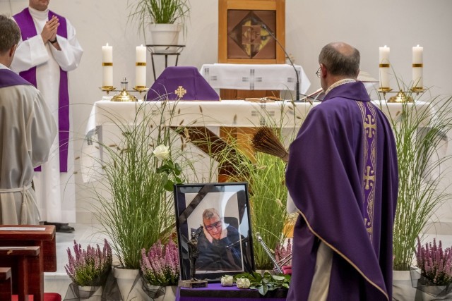 W czwartek w kościele pw. Zwiastowania Pańskiego na Ławicy pożegnano Andrzeja Białasa, wieloletniego poznańskiego społecznika, który od 11 lat zmagał się z ciężką chorobą nowotworową.