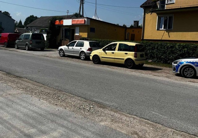 W Łachowie fiat uderzył w zaparkowanego volkswagena