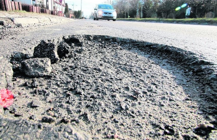 Odwilż zniszczyła asfalt  na ulicy Leszczyńskiej. Na takie...