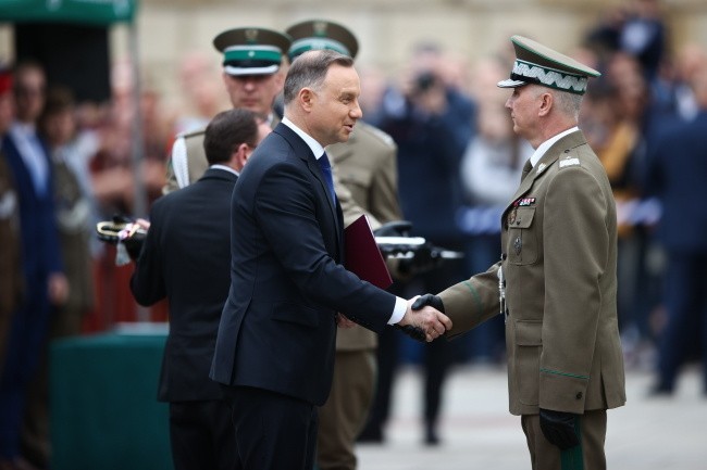 Kraków. Święto Straży Granicznej na Wawelu. Prezydent Andrzej Duda wręczył nominacje generalskie i odznaczenia