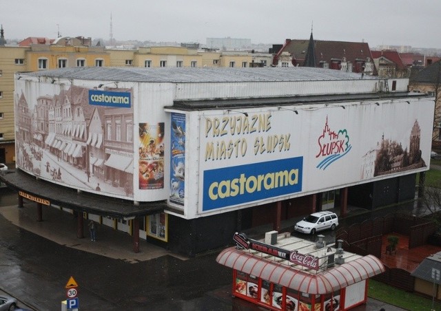 Słupskie kino w centrum miasta wybudowano wiosną1963 roku. Wtedy szczyciło się nowoczesnością &#8211; dziś jest tylko cieniem tamtych czasów.