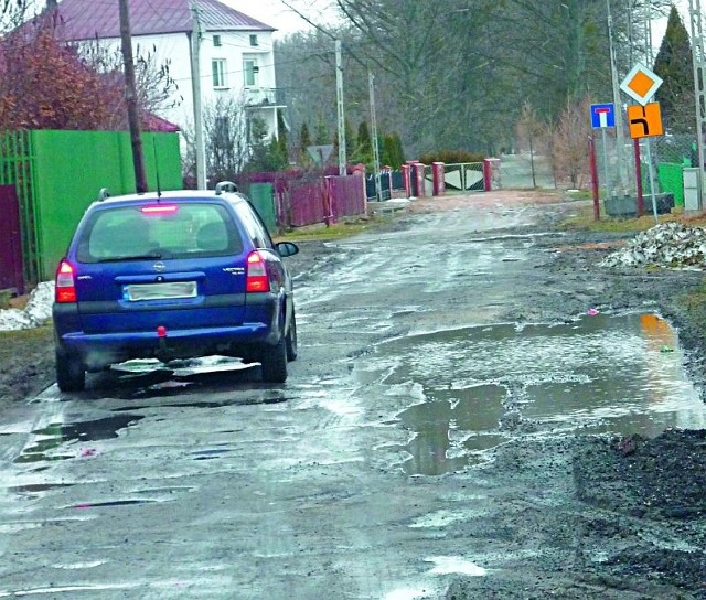 Takich ulic jak Sosnowa jest w Hajnówce wiele. Pełne dziur i tonące w błocie nie są dobrą wizytówką miasta.