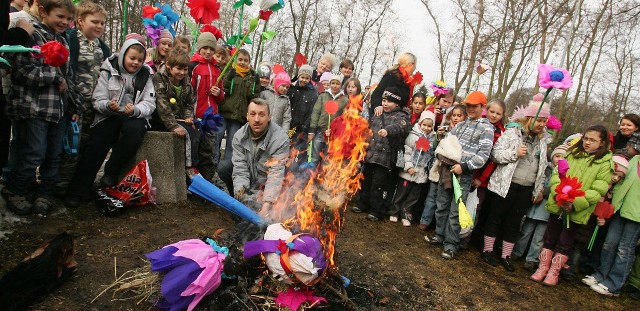 Marzanna tym razem zamiast w wodzie, skończyła w ogniu. - Żeby nie zanieczyszczać środowiska &#8211; mówi Marzanna Ostrowska, nauczycielka.