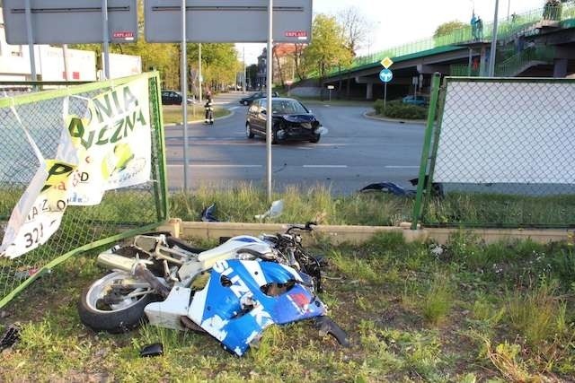 Tak zakończył się wypadek na skrzyżowaniu ulic Droga Łąkowa oraz Hallera, w wyniku którego motocykl zderzył się z autem osobowym. Dwie osoby podróżujące tym pierwszym pojazdem trafiły z obrażeniami do szpitala