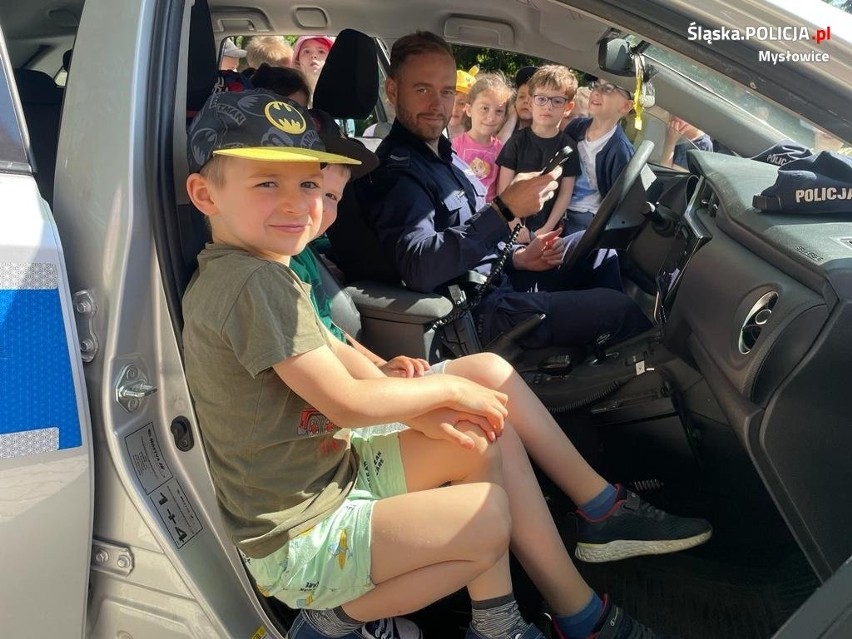 Policjanci z Mysłowic przeprowadzili spotkania z dziećmi i przypomnieli o zasadach bezpiecznego spędzania wakacji
