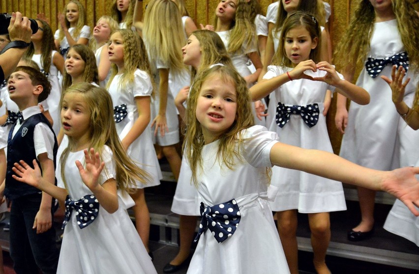 Gwiazdy śpiewają dla akcji Pomóż Dzieciom Przetrwać Zimę