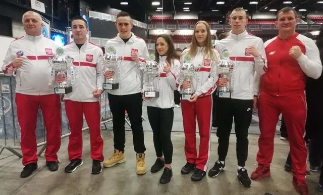 Nasi kickbokserzy prezentują trofea wywalczone na turnieju PŚ w Dublinie. Z prawej trener kadry, poznaniak Radosław Laskowski