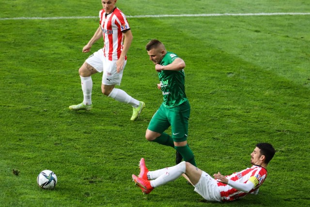 Warta Poznań zakończyła sezon wyjazdowym zwycięstwem z Cracovią 1:0 i piątym miejscem w końcowej tabeli ekstraklasy. Ozdobą meczu była bramkowa akcja, w której w głównych rolach wystąpili Łukasz Trałka i Makana Baku. Gospodarze przeważali jedynie przez pierwszy kwadrans. W kolejnych minutach inicjatywa należała już do Zielonych. Podopieczni Piotra Tworka wygraną w Krakowie mogli jeszcze zapewnić sobie europejskie puchary. Do niesamowitego finału sezonu zabrakło jednej bramki dla Stali Mielec w meczu ze Śląskiem Wrocław...Zobacz oceny piłkarzy Warty Poznań za mecz z Cracovią. Skala ocen 1-10 ---->