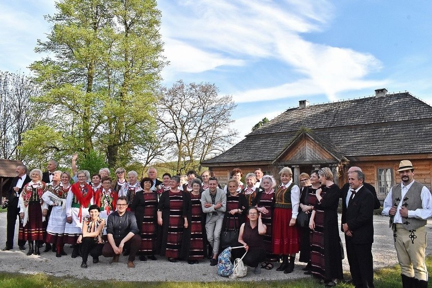 Miks kultur w „Szklanym Domu” w Ciekotach. Rumuński artyści porwali do tańca zespoły z gminy Masłów! Zobacz film i zdjęcia