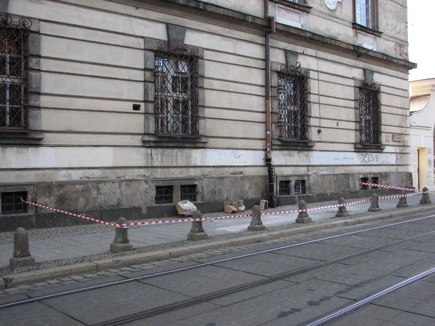 Wrocław: Biblioteka na Piasku się sypie. Na chodnik spadły kawałki elewacji (ZDJĘCIA)