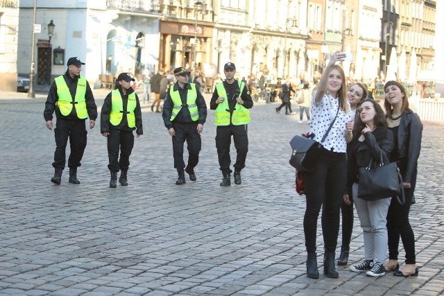 Od środy na Stary Rynek powróciły łączone patrole policji i straży miejskiej. Są one zapowiedzą gruntownych zmian, jakie w przyszłym roku czekają poznańskich municypalnych