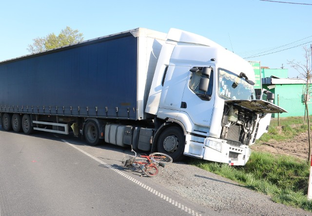 W środę (18 kwietnia) w Jaranowie 34-letni kierujący samochodem ciężarowym potrącił rowerzystę, który zmarł po przewiezieniu do szpitala.Ze wstępnych ustaleń policjantów wynika, że rowerzysta wyjechał z drogi podporządkowanej wprost pod ciężarówkę.- Do wypadku doszło w środę około godz. 15:30 w Jaranowie. Ze wstępnych ustaleń policjantów wynika, że 66-letni rowerzysta wyjechał z drogi podporządkowanej i nie ustąpił pierwszeństwa kierującemu ciężarówką. Niestety w wyniku poniesionych obrażeń mężczyzna zmarł po przetransportowaniu do szpitala. Policjanci sprawdzili stan trzeźwości kierującego samochodem, był trzeźwy.  Funkcjonariusze wyjaśniają okoliczności tego tragicznego wypadku - przekazała nam mł. asp. Marta Błachowicz, oficer prasowy KPP w Aleksandrowie Kujawskim.W czwartek dużo słońca w całym kraju. Kolejne dni ciepłe i bez opadów (źródło TVN/X-News):