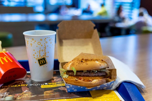 Oto kalorycznych produktów z McDonalds. Zobacz kalorie burgerów, wrapów, tostów i frytek na kolejnych slajdach >>>>>