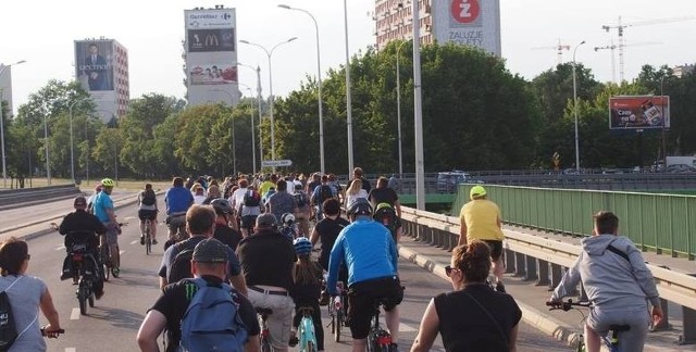 Rowerzyści od lat walczą o infrastrukturę na wiadukcie Dąbrowskiego dedykowaną miłośnikom jednośladów