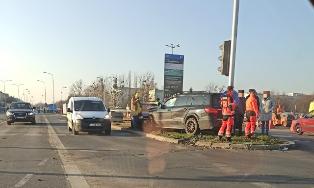 Dwa auta zderzyły się w czwartek na skrzyżowaniu księcia Mieszka I i Szymanowskiego w Poznaniu. Kolejne zdjęcie -->