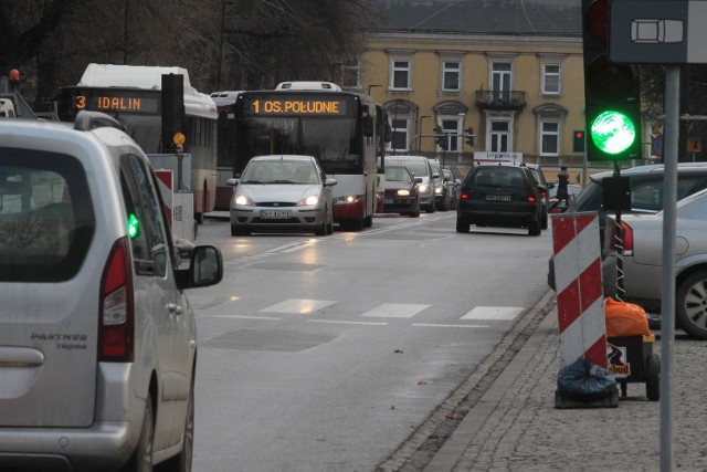 Na ulicy Sienkiewicza, pomiędzy Mickiewicza a Prusa, po uruchomieniu tymczasowych świateł zaczęły tworzyć się spore korki. Miejscy drogowcy zlecili wykonawcy robót przeprogramowanie tej sygnalizacji.