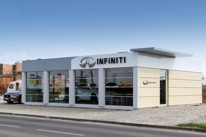 W Komornikach stanął tymczasowy salon sprzedaży Infiniti