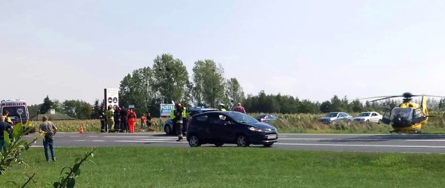 Do wypadku doszło w czwartek o godz. 13.50 na skrzyżowaniu ulicy Starobrzeskiej z drogą krajową nr 94. 56-letni kierowca audi potrącił 64-letniego rowerzystę. 64-latek został przetransportowany śmigłowcem LPR do Uniwersyteckiego Szpitala Klinicznego w Opolu. Policja ustala przyczyny wypadku 