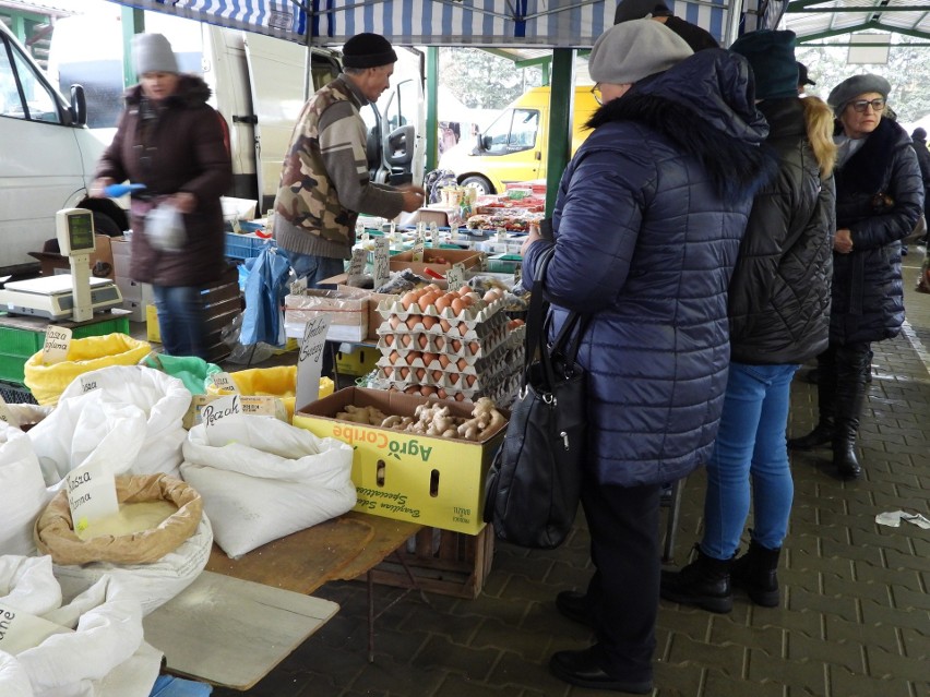 Świąteczne stroiki, ubrania, jabłka, jaja – można było kupić we wtorek 12 grudnia na targu w Skaryszewie. Zobaczcie zdjęcia