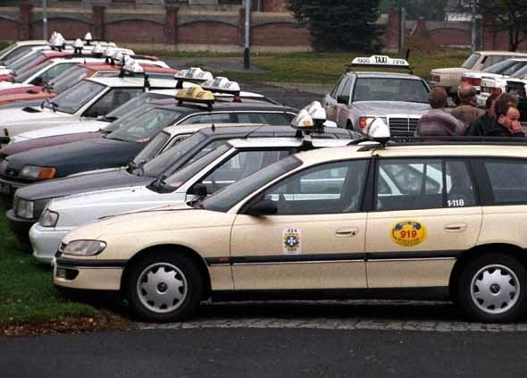 Do końca 2003 r. taksówkarze muszą wydać ponad 3 tys. zł, w tym; na kasę fiskalną - 2 800 zł, 200 - 450 zł na licencję,  taksówkarze jeżdżący mniej niż 5 lat zapłacą  za szkolenie 800 zł i  egzamin  - 200 zł.