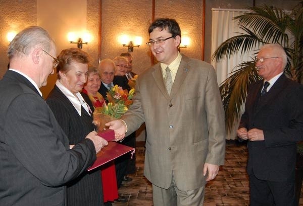 Cztery pary z Przemyśla otrzymały medale prezydenta RP za długoletnie pożycie małżeńskie.