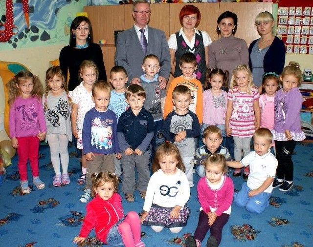 Wiesław Gałka, wójt gminy Nowa Słupia z jedną z grup prowadzonych  w ramach przedszkola finansowanego z unijnych pieniędzy. 