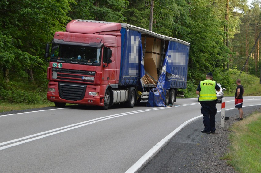 Wypadek na drodze krajowej z Miastka do Słupska. Droga była zablokowana. Z naczepy ciężarówki wysypały się płyty meblowe