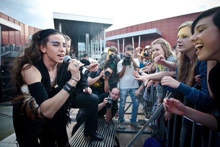 Michał Szpak szalał na scenie i poza nią.