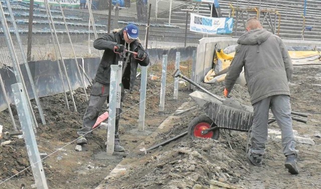 Pracownicy leszczyńskiej firmy wykonują na tarnowskim torze 20-metrowy odcinek bandy na prostej
