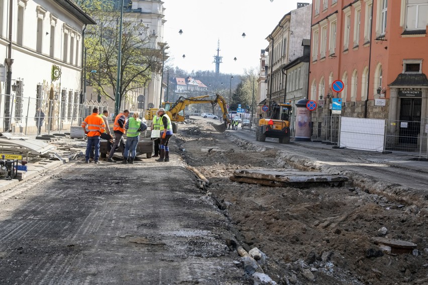 Kraków. Ratują kostkę na ulicy Krakowskiej [ZDJĘCIA]