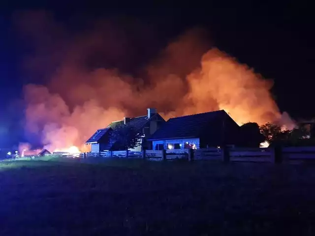 Dyżurnego stanowiska kierowania komendanta powiatowego w Kościerzynie powiadomiono pożarze stodoły w Leżuchowie w powiecie kościerskim.