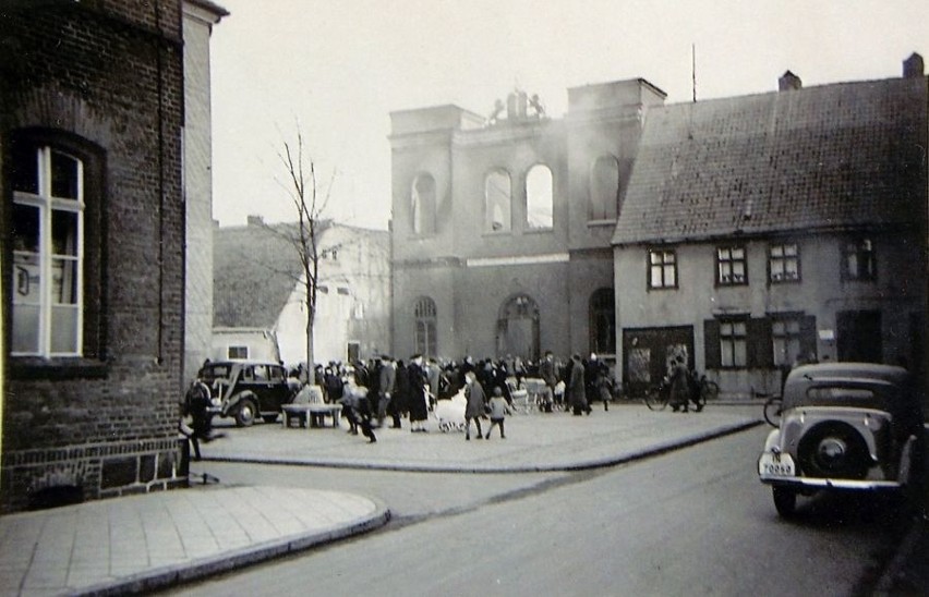 Listopad 1938 roku, reporterskie zdjęcie spalonej synagogi w...