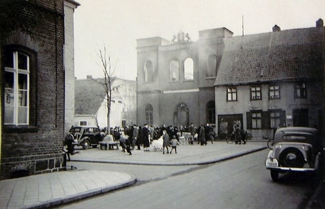 Listopad 1938 roku, reporterskie zdjęcie spalonej synagogi w Szczecinku wykonane z ulicy Szkolnej.