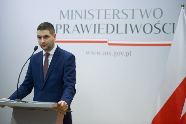 - Chcemy dzisiaj stanowczo i głośno powiedzieć dość. Dość robienia z Polski sprawców Holokaustu – deklarował Patryk Jaki podczas konferencji prasowej w Ministerstwie Sprawiedliwości.