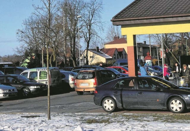 Plac postojowy przy Biedronce jest za mały. A na dodatek trudno z niego wyjechać. Ale jest szansa, że to się zmieni