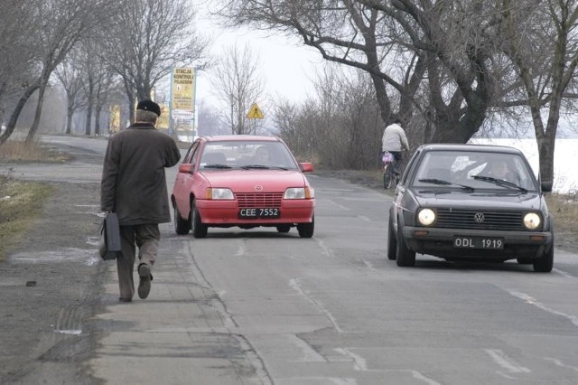 Piesi, idąc ulicą Luboszycką, muszą mieć oczy dookoła głowy.