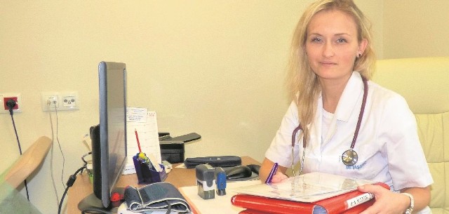 Aneta Śledzik w  swoim królestwie - w  gabinecie ordynatora  na  czwartym piętrze szpitala „Krystyna” w buskim uzdrowisku. Pani doktor ma  wyjątkowe podejście do pacjentów, nigdy nie odmawia pomocy.