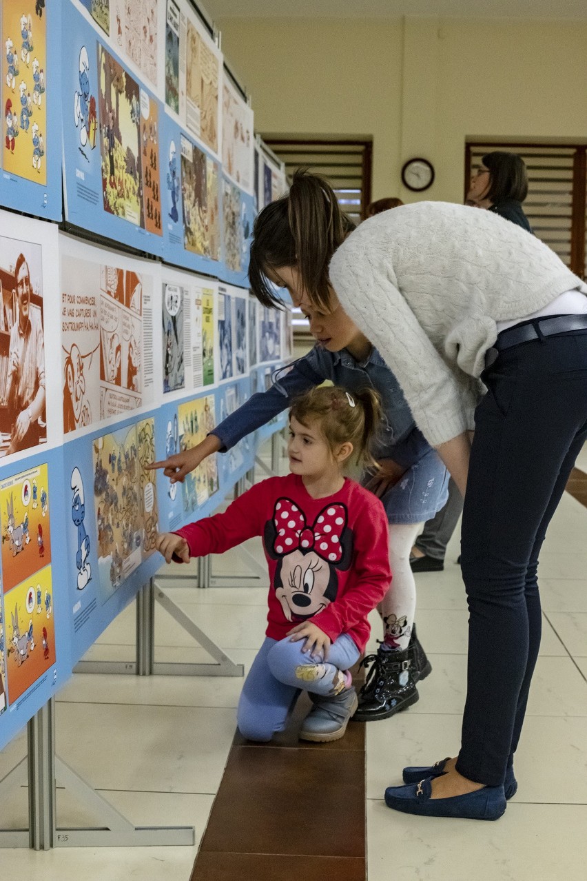 Noc Bibliotek: 60 lat Smerfów, czyli smerfastyczny wernisaż w MBP nr 35 (ZDJĘCIA)