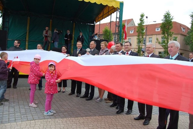 Z udziałem VIP-ów rozciągnięto na rynku  m.in. około 100 -metrową flagę