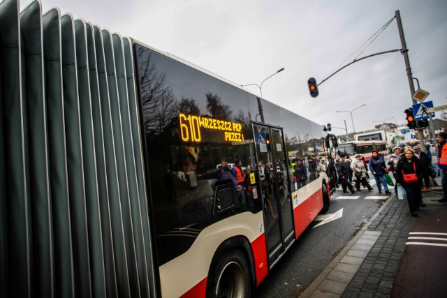 W związku ze zbliżającym się dniem Wszystkich Świętych, od soboty, 23 października mieszkańcy muszą liczyć się ze zmianami w funkcjonowaniu gdańskiej komunikacji miejskiej. W poszczególnych dniach uruchamiane są dodatkowe linie autobusowe w kierunku nekropolii