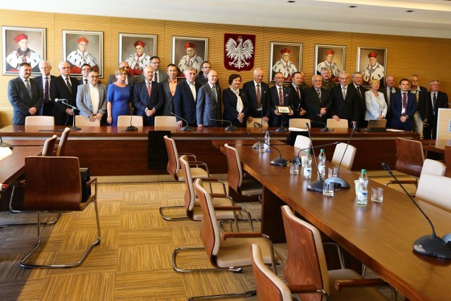 Uczestnicy biorący udział w posiedzeniu Sejmowa Komisja Obrony Narodowej, zorganizowanym na Politechnice Rzeszowskiej, gdzie dyskutowano o Hucie Stalowa Wola.
